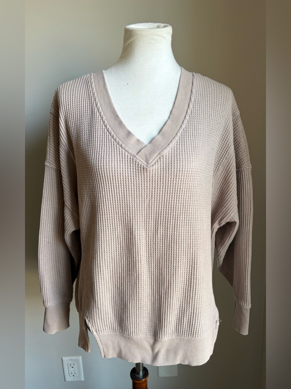 American Eagle Oversized V-Neck Waffle Knit Sweatshirt In Light Mauve Size S